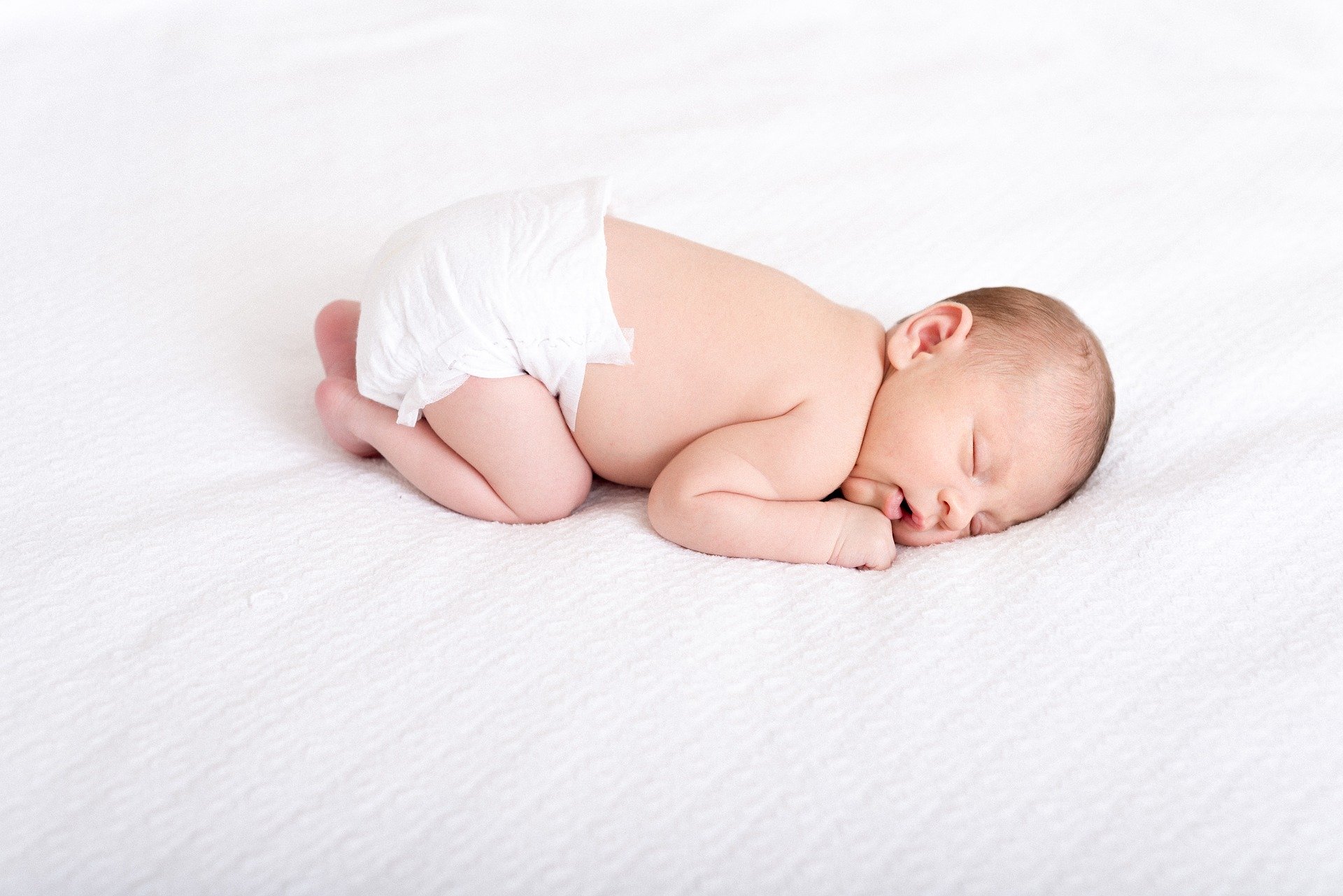 Comment faire dormir bébé sur le ventre sans danger ?