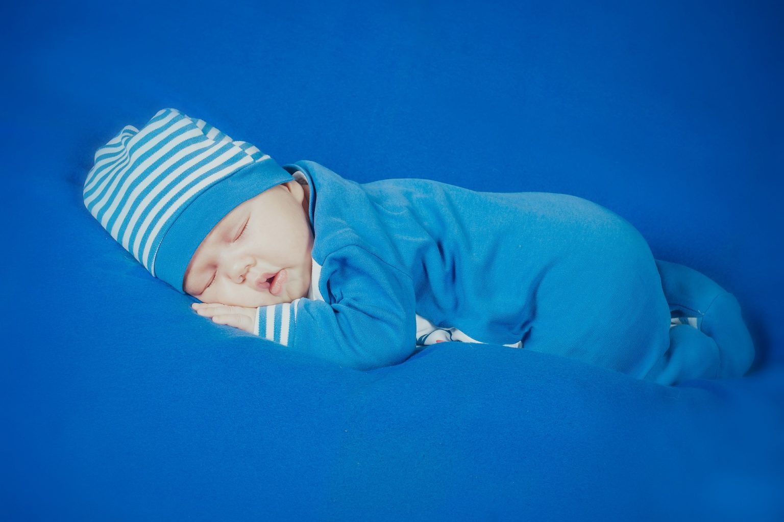 Bébé Dort Sur Le Ventre Les Diverses Solutions