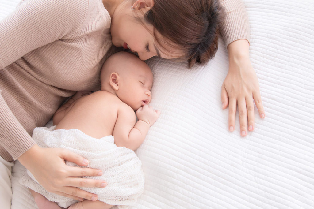 Bébé se retourne sur le ventre la nuit, que faire ?