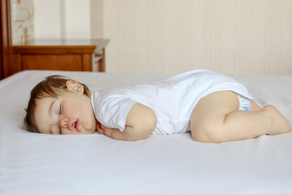 bébé dort bien sur le coté 
Assurez la sécurité de votre bébé avec notre matelas anti-étouffement. Conception spéciale pour une circulation d'air optimale et tranquillité d'esprit pendant le sommeil. 