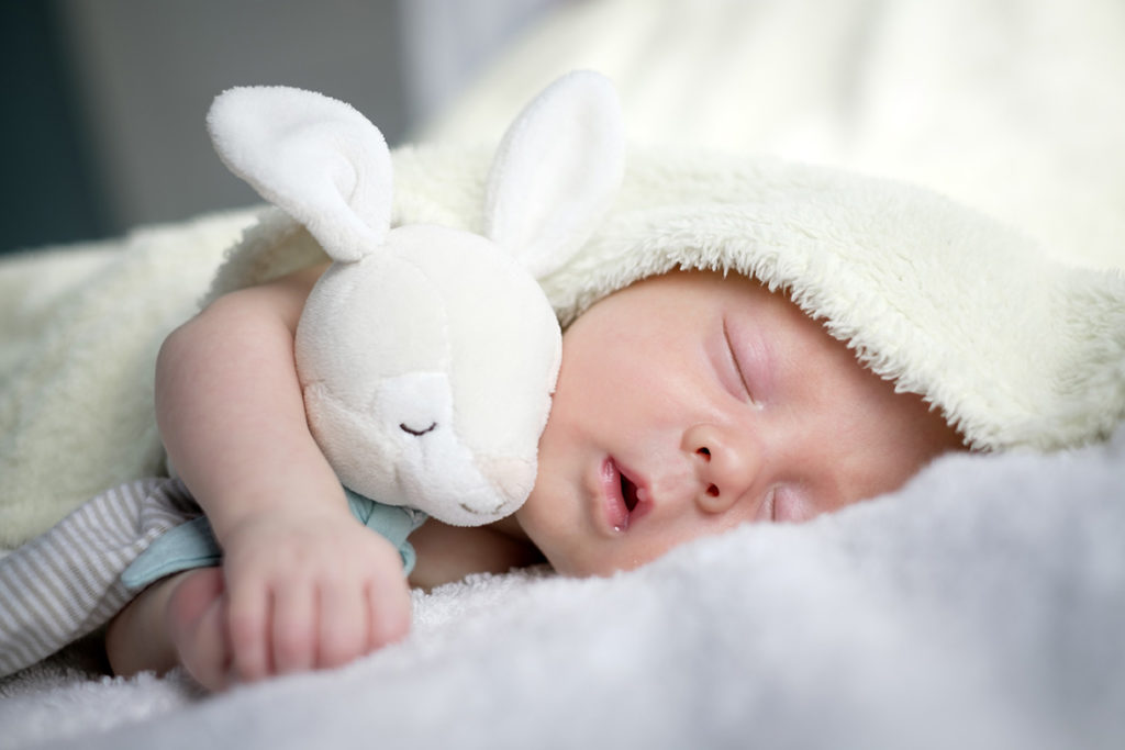 mon bébé dort sur le côté Pourquoi acheter un matelas anti-étouffement pour son nourrisson ?