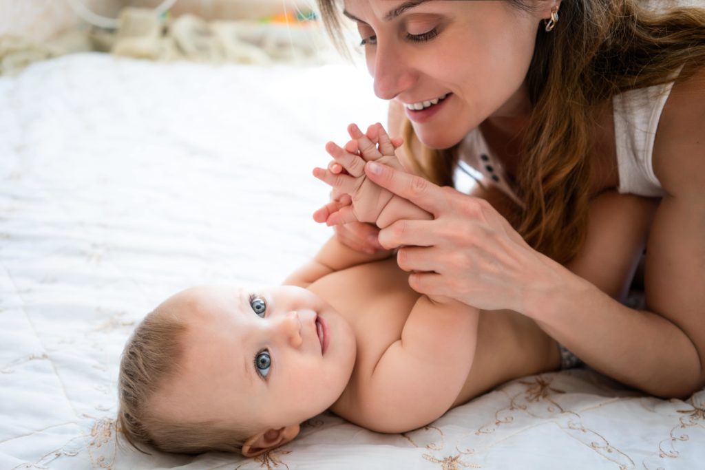 jouer avec bébé sur le dos