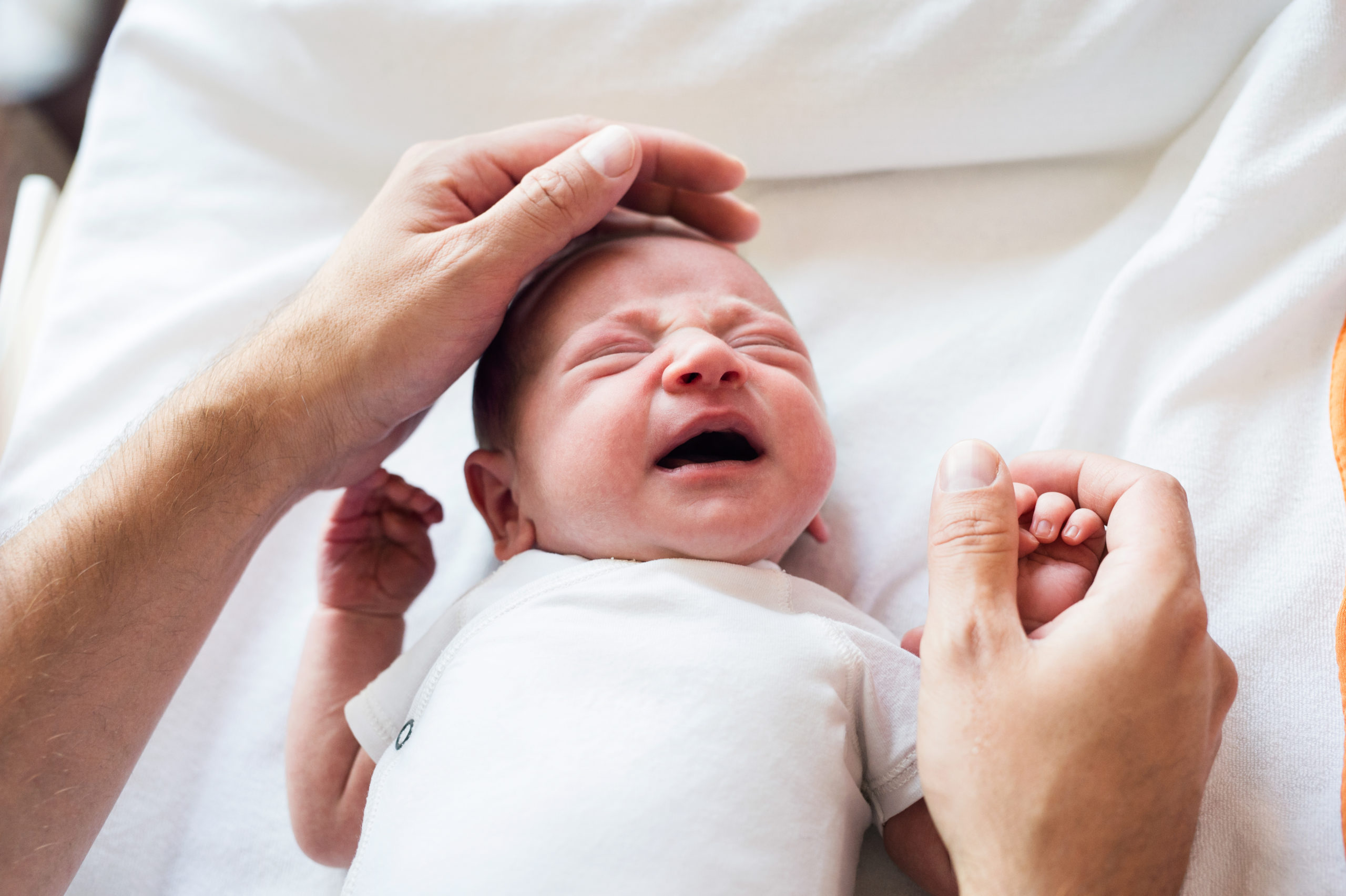 Pourquoi bébé lutte contre le sommeil ? Nos 10 conseils pour l'aider à mieux dormir. 2