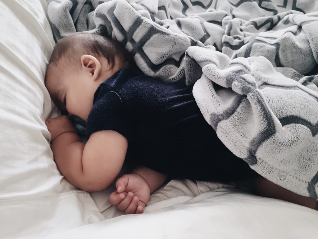 Bébé dort sur le côté, les 7 solutions pour l'aider à bien dormir. –