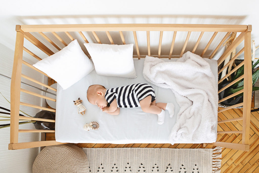 Bébé dort sur le côté, les 7 solutions pour l'aider à bien dormir. 1