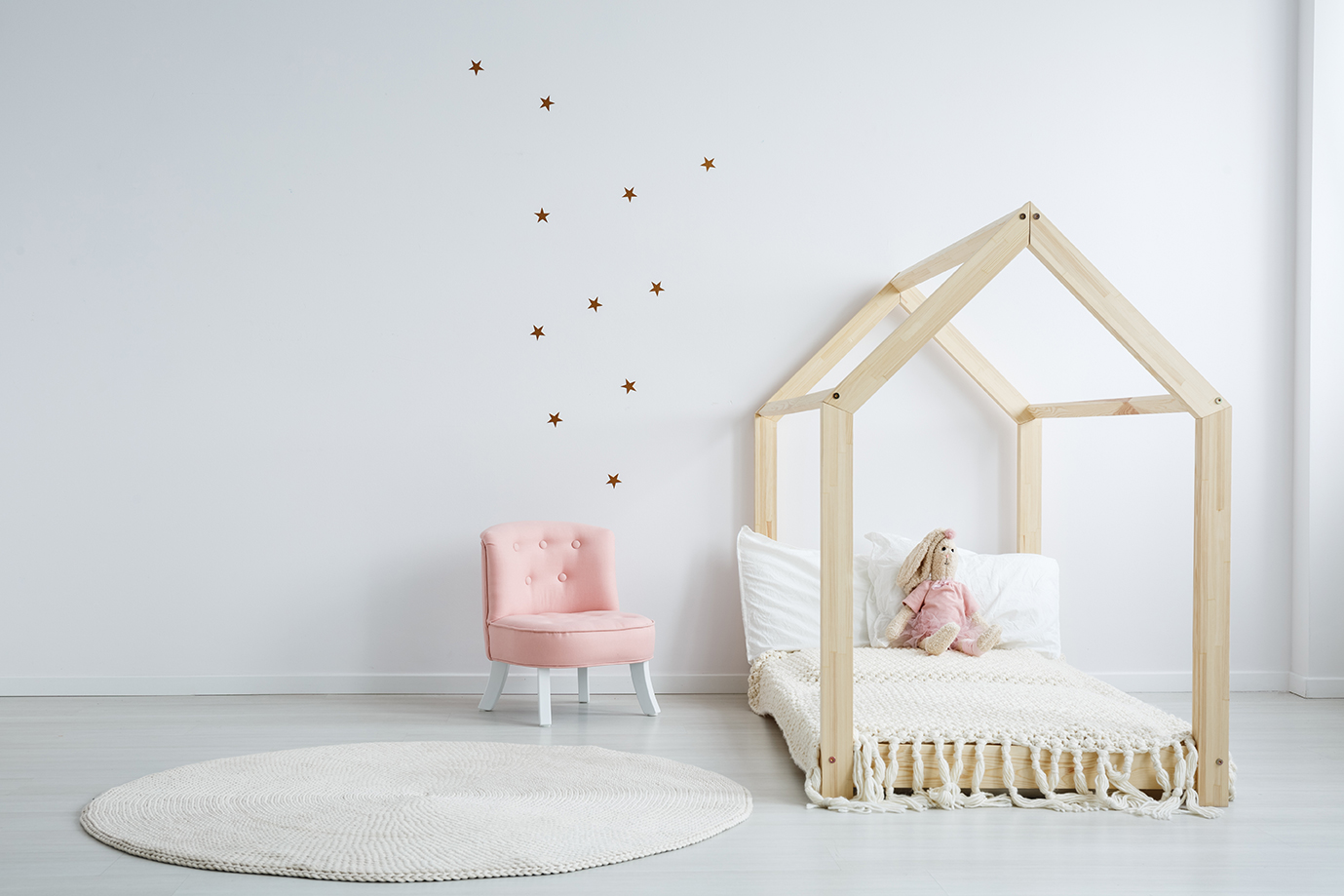 Le lit cabane de la chambre Montessori
Créer un espace de rêve : intégrer un lit cabane Montessori dans la chambre de votre enfant