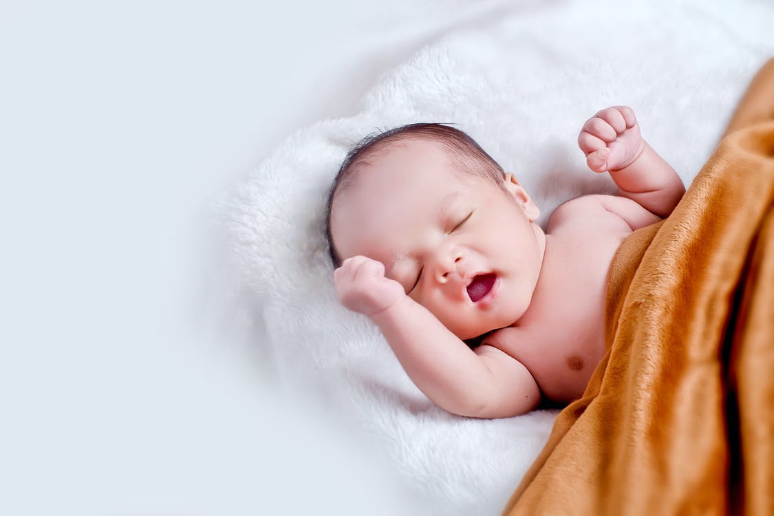 La régression du sommeil : pourquoi votre enfant dort soudainement moins à 3-4 mois