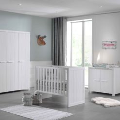 Chambre blanche pour bébé 3 portes