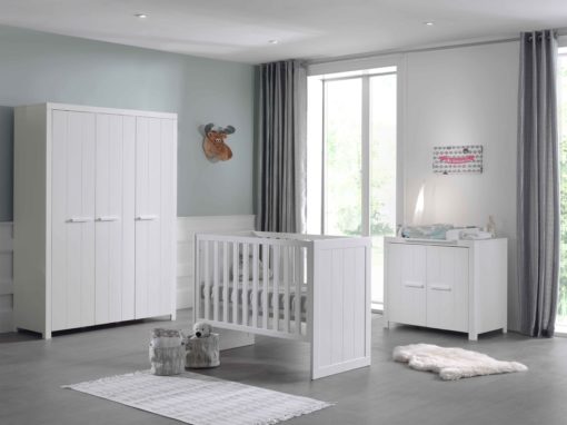 Chambre blanche pour bébé 3 portes