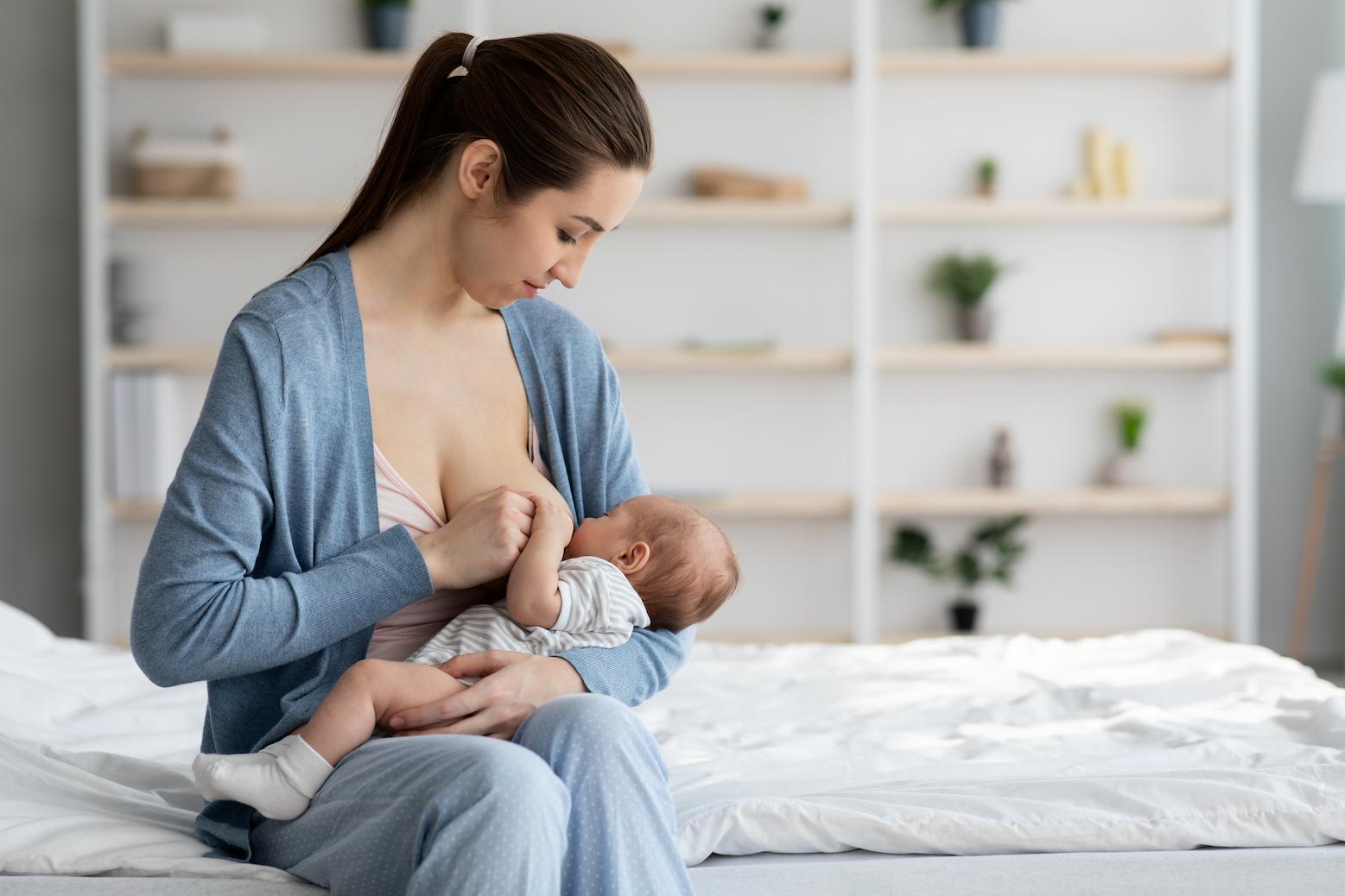Sucette pour bébé, maman donne le sein à son enfant