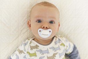 Les 10 meilleures sucettes pour bébé en 2023 
bébé dort avec sa sucette