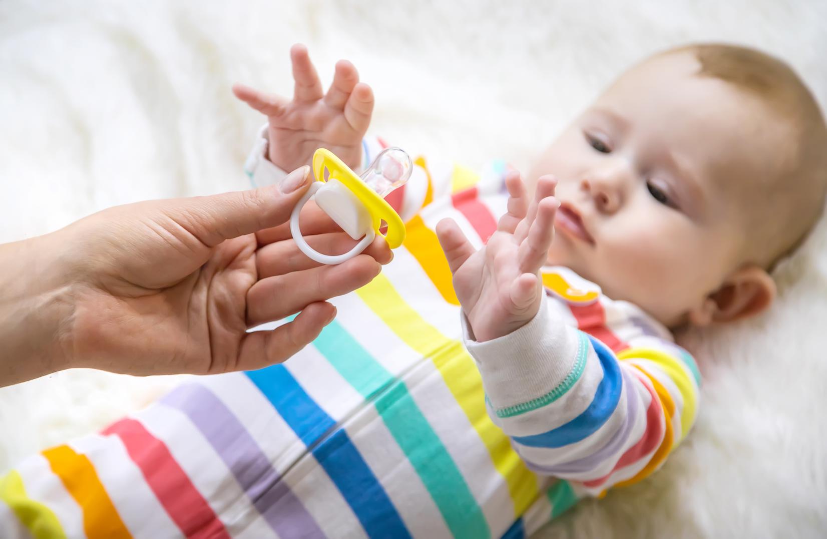 Pourquoi donner ou ne pas donner la tétine? Comment l'utiliser?