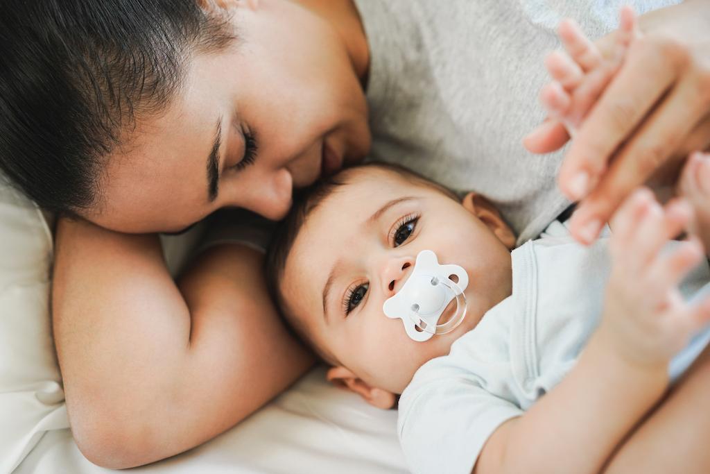 Les 10 meilleures sucettes pour bébé en 2023
Maman aide bébé à s'endormir avec sa sucette.