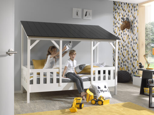 Cette combinaison HOUSEBED consiste d'un lit avec le toit en noir (90x200), un sommier et un matelas Différence entre un lit cabane et un lit Montessori classique