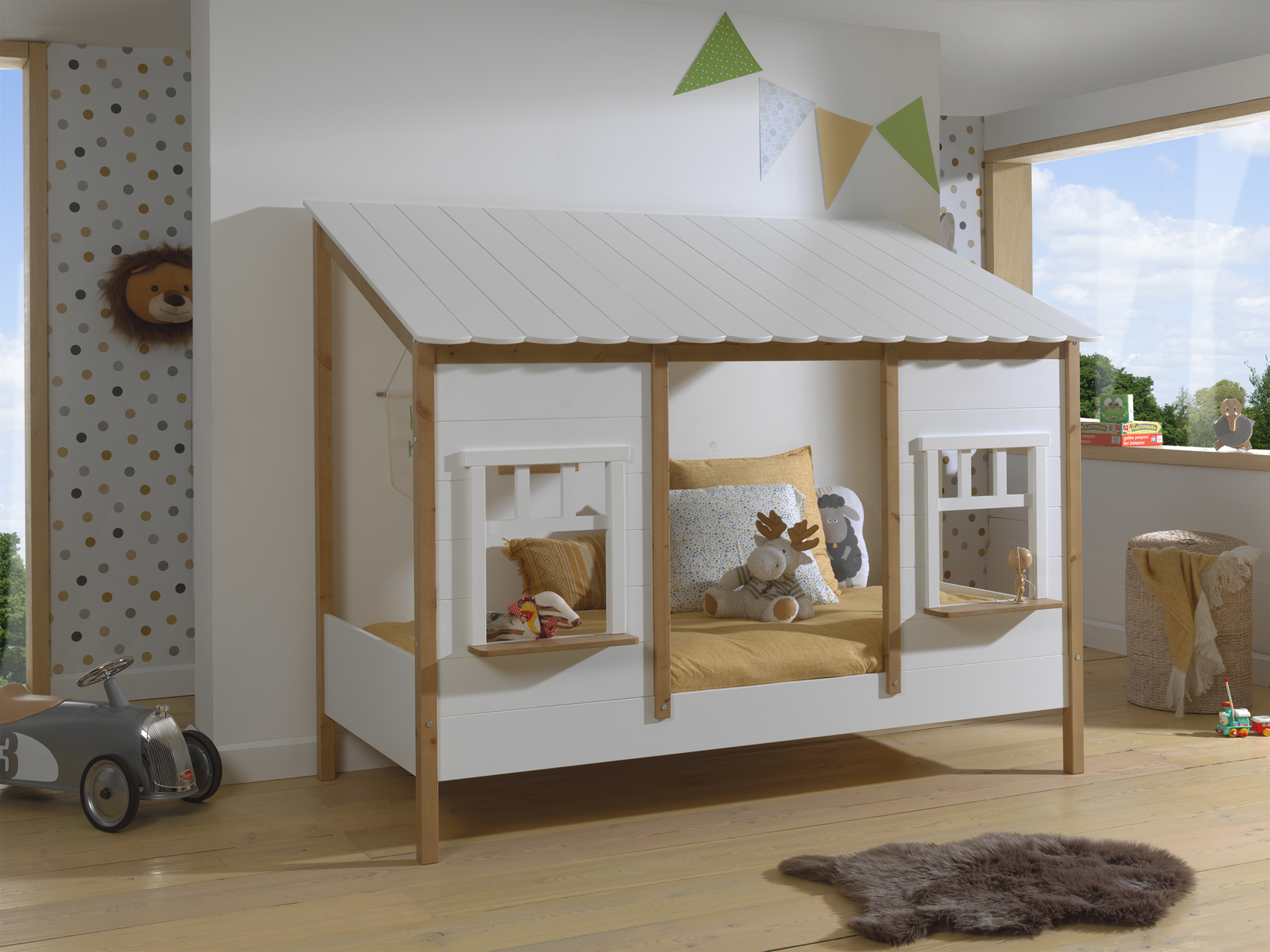 Le lit cabane HOUSEBED blanc en un lit gigogne pour cabane