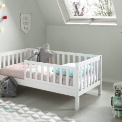 Le lit junior de 70 x 140 cm en blanc est peu encombrant dans la chambre des enfants. Le lit a des côtés extra hautes pour garantir la sécurité de l'enfant.