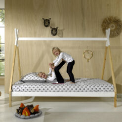 Cette combinaison TIPI se compose du lit TIPI (90 x 200 cm) élevé avec lit tiroir blanc. 4