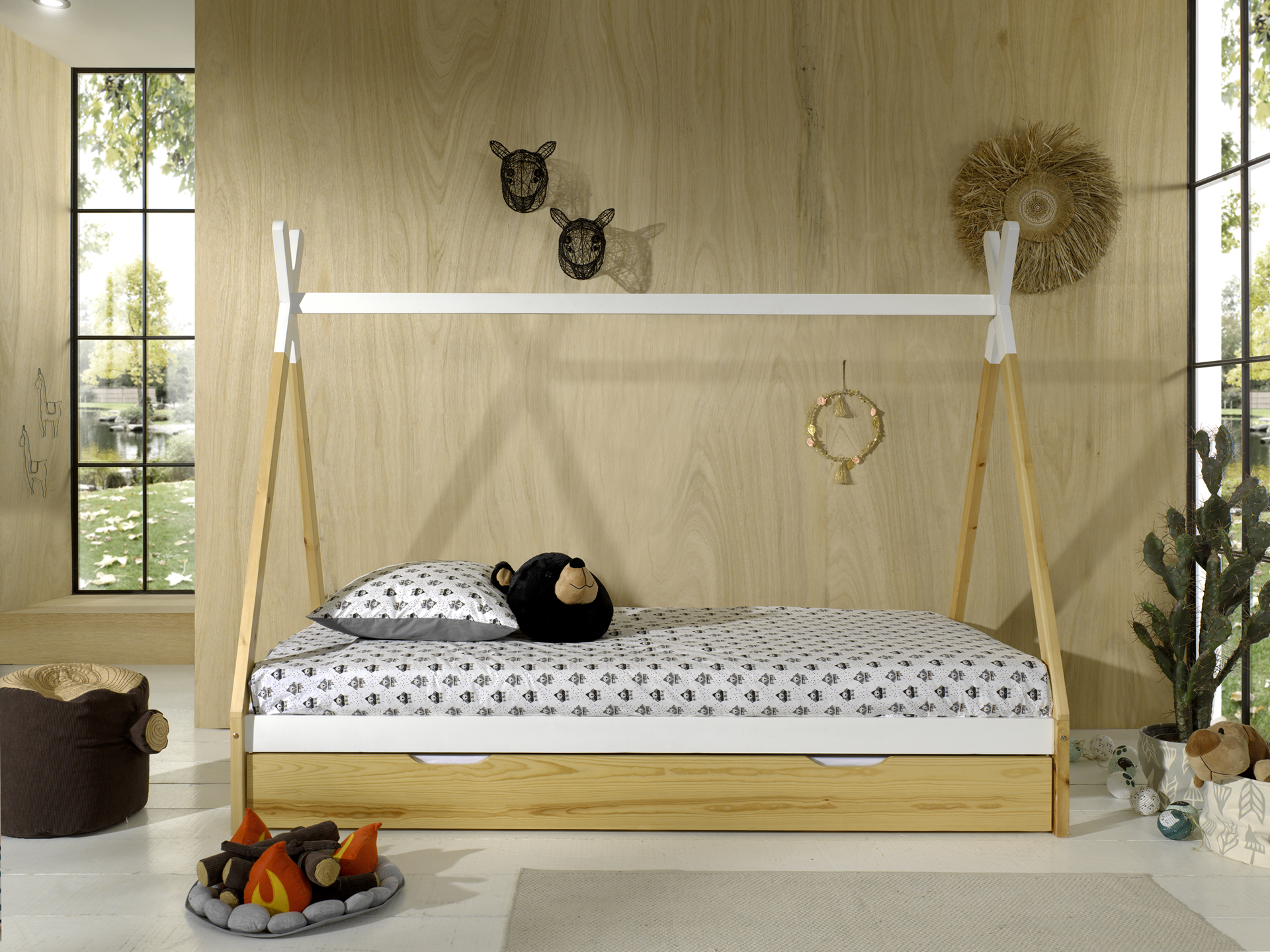 Cette combinaison TIPI se compose du lit TIPI (90 x 200 cm) élevé avec lit tiroir nature.