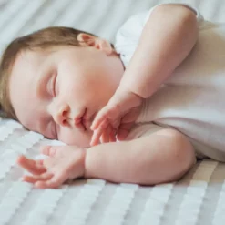 Matelas éco-friendly pour lit bébé 60x120 : Un choix responsable pour des nuits paisibles