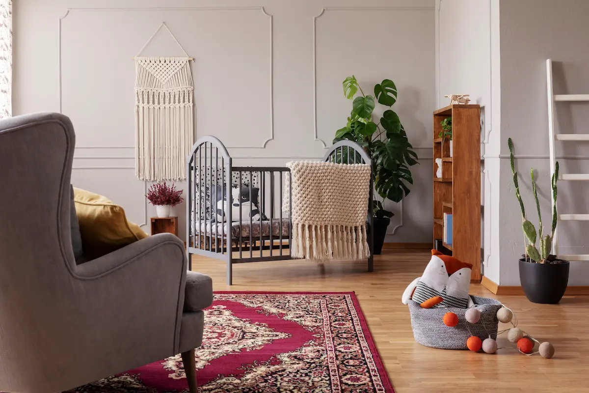 Découvrez le lit bébé blanc et bois : le choix durable et élégant pour votre enfant"