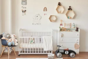 Le lit bébé blanc et bois : une touche de nature dans la chambre de votre bébé