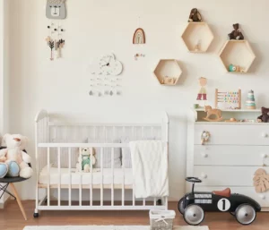 Le lit bébé blanc et bois : une touche de nature dans la chambre de votre bébé