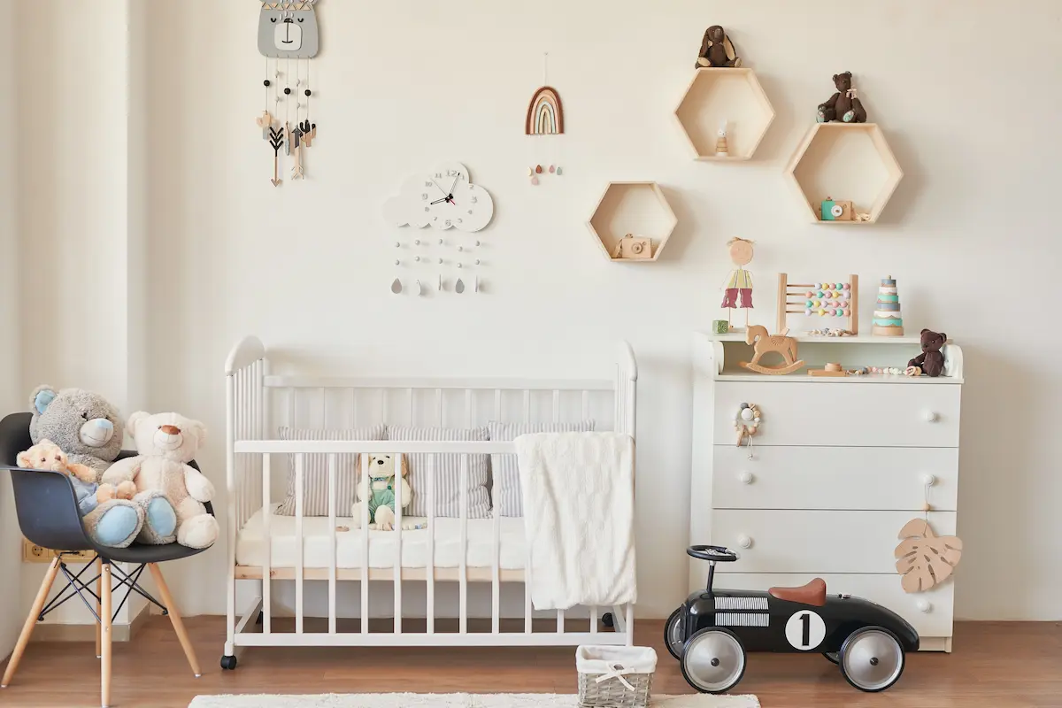 Le lit bébé blanc et bois : une touche de nature dans la chambre de votre bébé