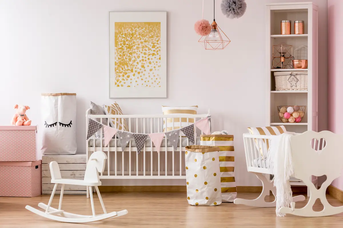 Le lit bébé blanc et bois : un mélange de tradition et de modernité pour la chambre de votre bébé"