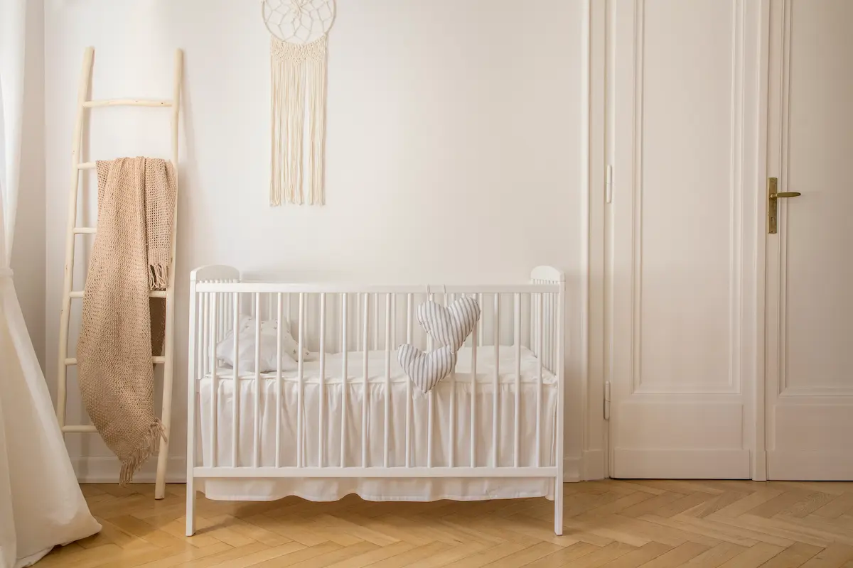 Le charme intemporel du lit bébé blanc et bois : un choix parfait pour votre nouveau-né