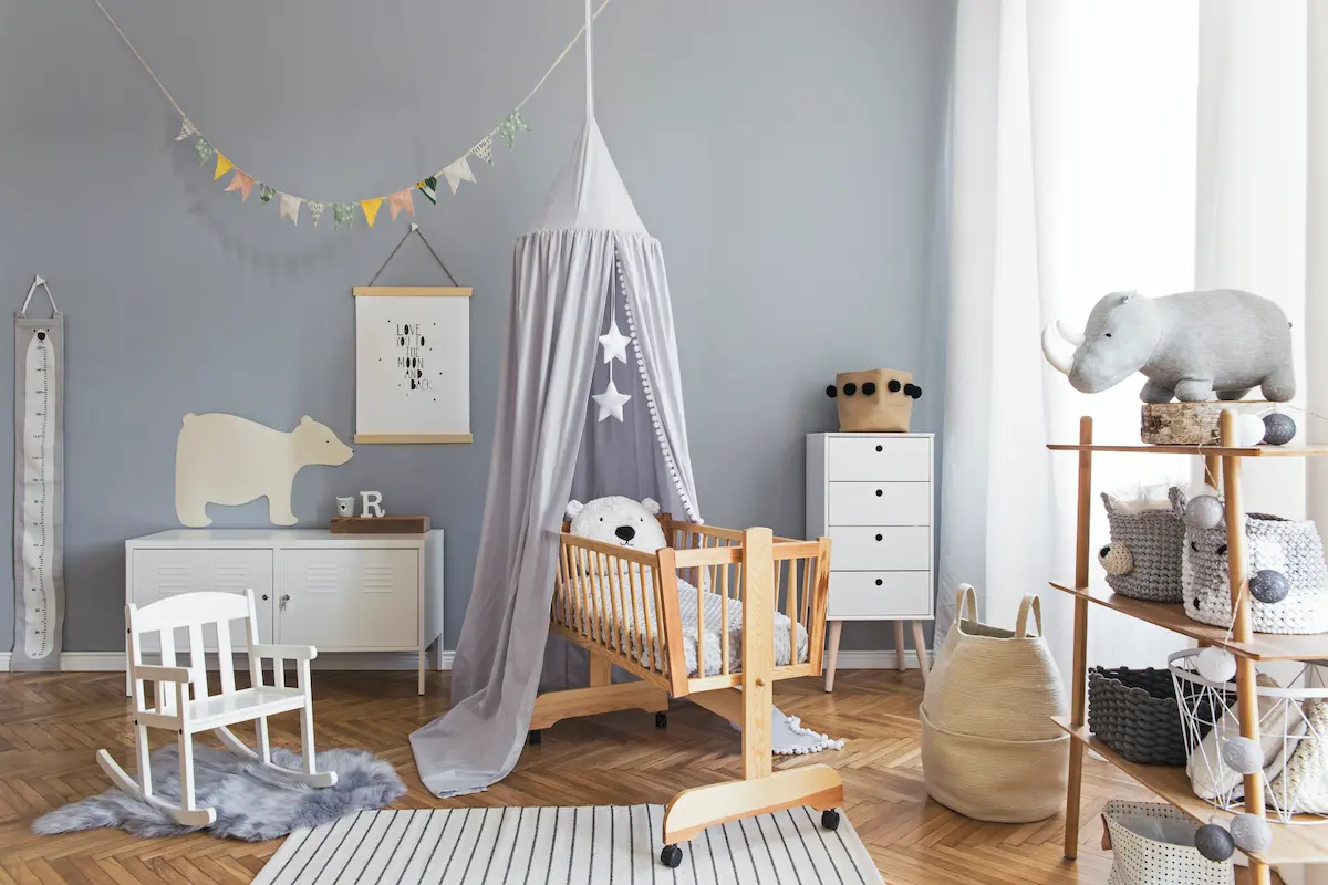 Le lit bébé blanc et bois : un choix chaleureux pour la chambre de votre bébé