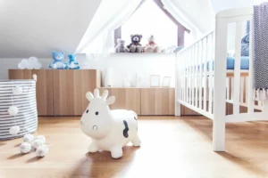 Le lit bébé blanc et bois : un choix pratique et économique pour votre enfant