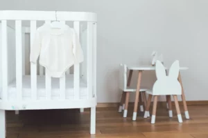 Le lit bébé blanc et bois : un choix respectueux de l'environnement pour votre enfant