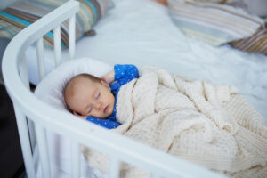 Lit parapluie vs lit cododo : quel choix pour les parents ? 2