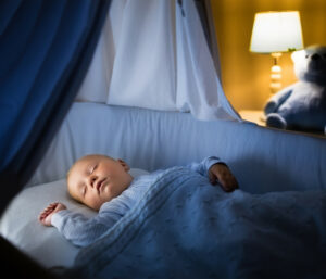 Lit parapluie vs lit cododo : quel choix pour les parents ?