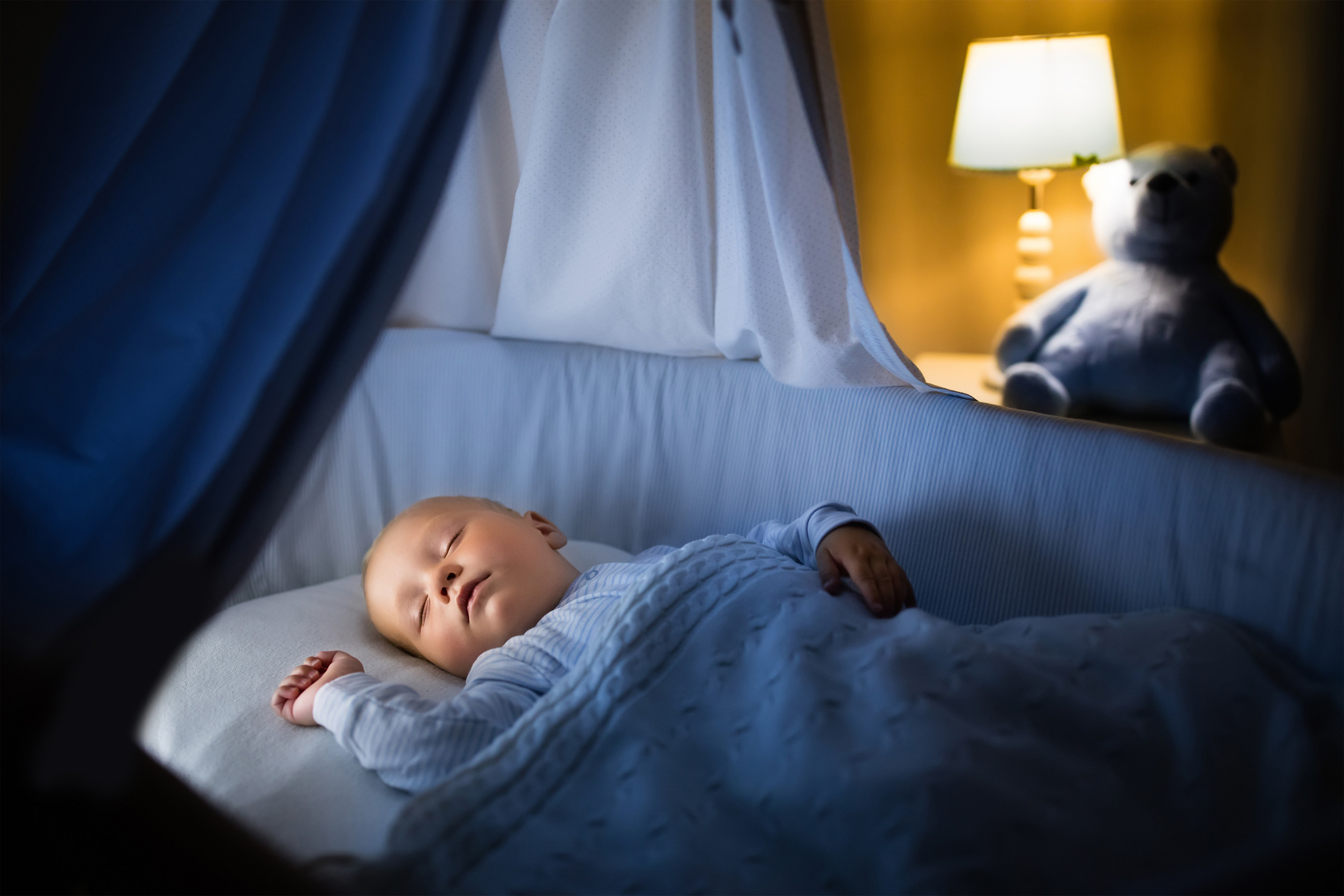 Lit parapluie vs lit cododo : quel choix pour les parents ?